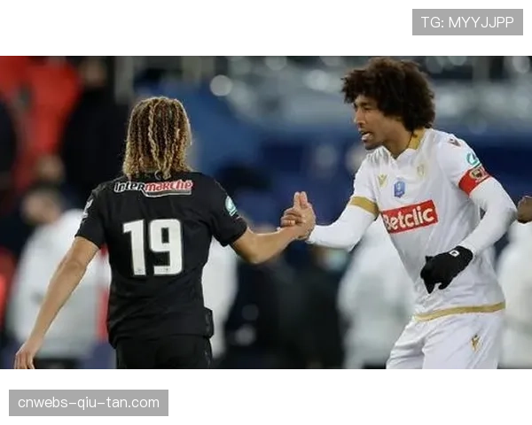 哈维-西蒙斯表态希望留在莱比锡，巴黎拥有回购条款